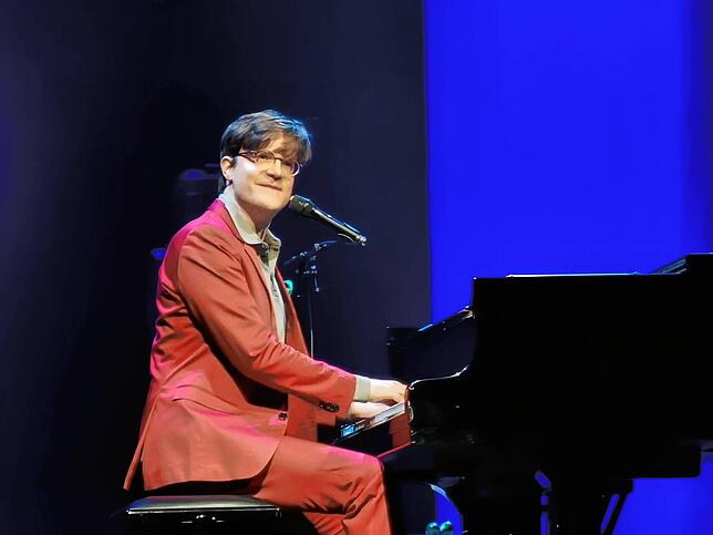 Musiker und Wortakrobat Bodo Wartke bei einem Auftritt in Singen.