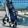 Passagiere gehen am Flughafen Friedrichshafen von Bord. Ohne Finanzhilfen der beiden Hauptgesellschafter steht der Betrieb vor dem Aus.
