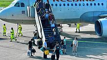 Passagiere gehen am Flughafen Friedrichshafen von Bord. Ohne Finanzhilfen der beiden Hauptgesellschafter steht der Betrieb vor dem Aus.