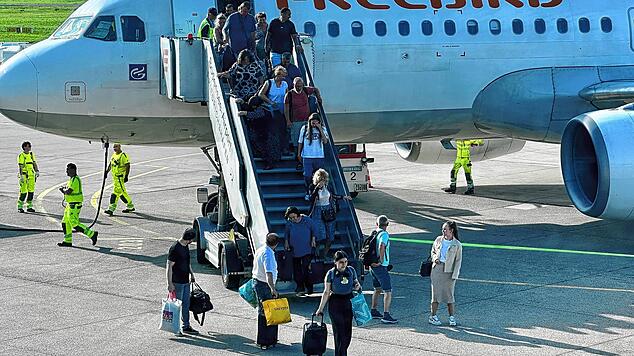 Passagiere gehen am Flughafen Friedrichshafen von Bord. Ohne Finanzhilfen der beiden Hauptgesellschafter steht der Betrieb vor dem Aus.