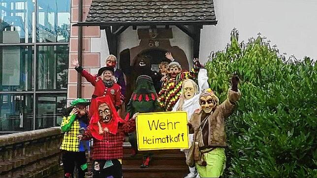 Ausgelassen feiern die Wehrer Narren in ihrem Video-Beitrag ihr &bdquo;Heimatkaff&ldquo; &ndash; und hoffen auf den Gewinn beim ...