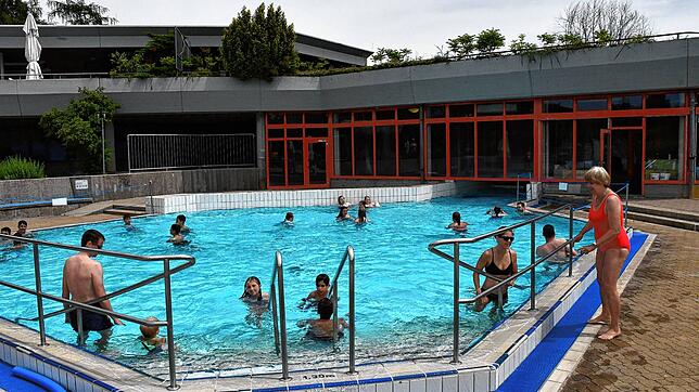 Vor allem das Warmwasserbecken war am Eröffnungstag gefragt.