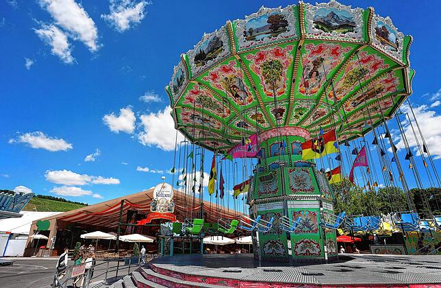 Ein Karussell auf dem Kiliani-Volksfest in Würzburg. Spaß haben ist hier schon noch erlaubt, der Ballermann-Hit &bdquo;Layla&ldquo; ...