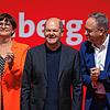 Bundeskanzler Olaf Scholz (M, SPD) steht neben Saskia Esken, SPD-Bundesvorsitzende, und Andreas Stoch, Landesvorsitzender der SPD in ...