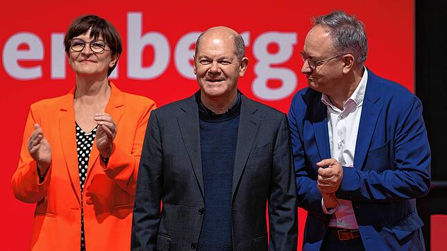 Bundeskanzler Olaf Scholz (M, SPD) steht neben Saskia Esken, SPD-Bundesvorsitzende, und Andreas Stoch, Landesvorsitzender der SPD in ...