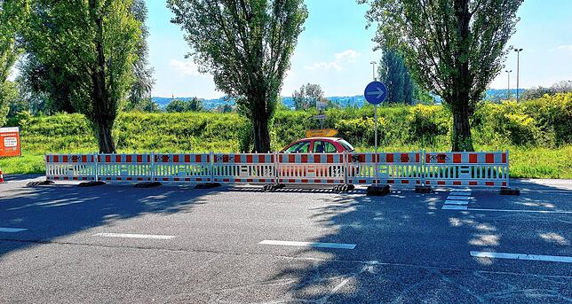 Bewohner des Paradieses, die von der Europastraße in die Grenzbachstraße fahren, können aufgrund dieser Absperrbaken nicht in die ...