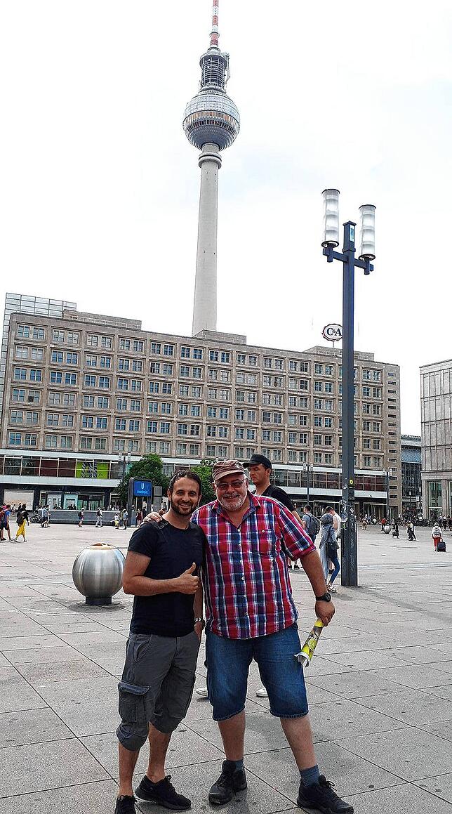 Promi in Berlin: Die Begegnung von Marco Lohr mit SÜDKURIER-Redakteur Matthias Scheibengruber im Sommer 2019 löste am Alexanderplatz in ...