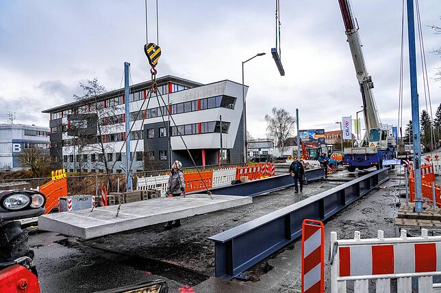 Mit einem Kran werden die Betonteile in Position gebracht.