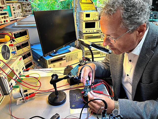 Für viele seiner Projekte braucht Markus Rehm eine stark vergrößernde Lupe. Manche der winzigen Bauteile sind mit bloßem Auge kaum zu ...
