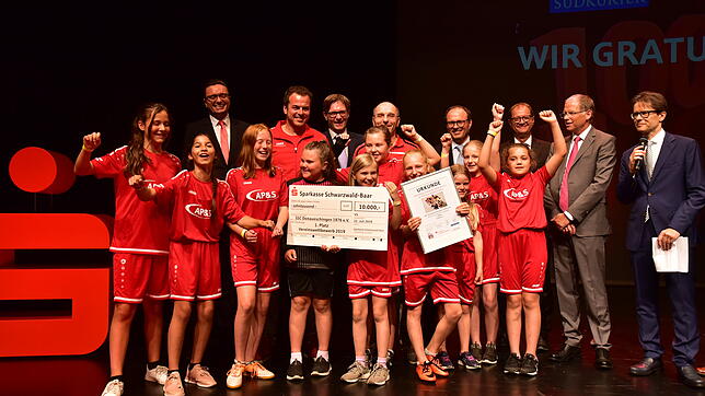 So sehen Siegerinnen aus: Die D-Juniorinnen des SSC Donaueschingen jubeln über den ersten Platz und 10000 Euro, 1000 Euro gab es noch ...