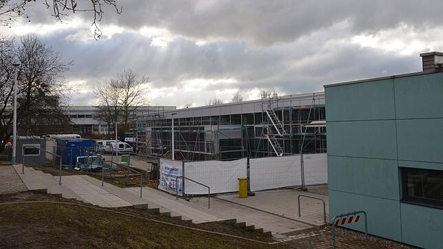 Die Arbeiten an der alten Sporthalle stehen kurz vor dem Abschluss. Anfang März sollen die Schüler die Halle wieder nutzen können, zwei ...