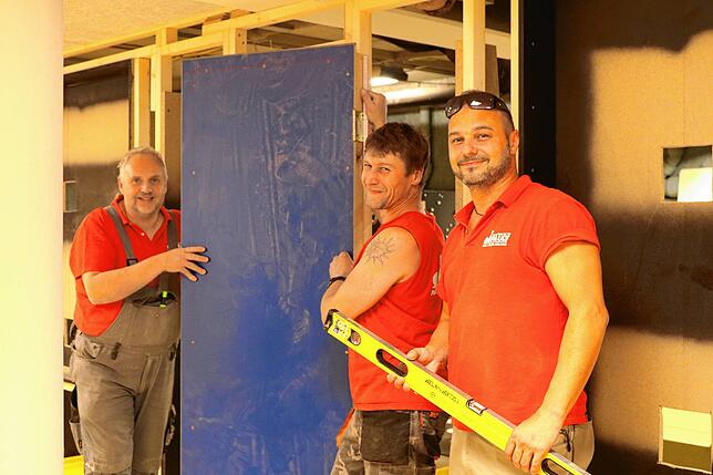 Jens Wallraff (von links), Dusan Lukes und Miroslav Dolezal von Pauly-Bowling bringen weltmeisterliche Kegelbahnen nach Singen.