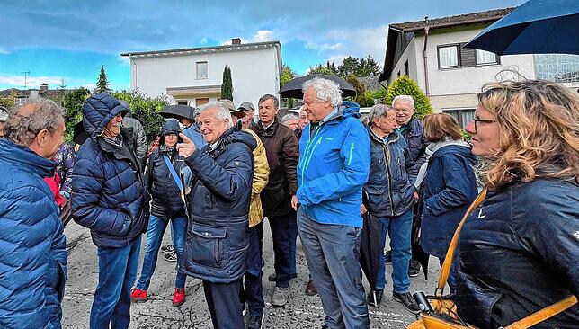Der SPD-Ortsverein mit der Vorsitzenden Kirsten Stüble hatte zu der Begehung eingeladen. Stadtrat Michael Wilkendorf (Mitte) hatte alle ...