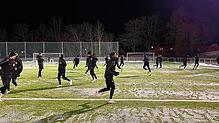 Erst regen, dann kam der Schnee: Der kalte Trainingsauftakt des FC 08 Villingen am Donnerstagabend.