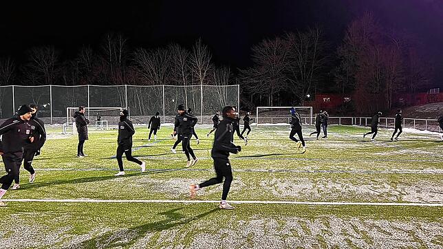 Erst regen, dann kam der Schnee: Der kalte Trainingsauftakt des FC 08 Villingen am Donnerstagabend.