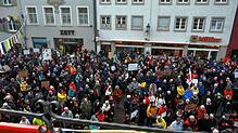 Blick auf die Kaiserstraße vom Rathaus aus: Viele waren gekommen, um für die Demokratie und gegen rechts zu demonstrieren.