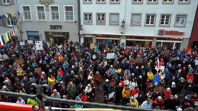 Blick auf die Kaiserstraße vom Rathaus aus: Viele waren gekommen, um für die Demokratie und gegen rechts zu demonstrieren.