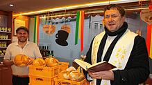 Pater Slavomir im Todtmooser Café Zimmermann. Hier wartet bereits Bäckermeister Alexander Matt auf ihn, der das Agathen-Brot gebacken hat.