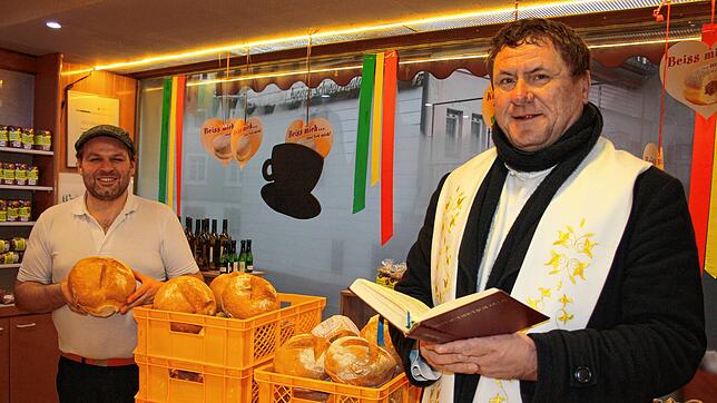 Pater Slavomir im Todtmooser Café Zimmermann. Hier wartet bereits Bäckermeister Alexander Matt auf ihn, der das Agathen-Brot gebacken hat.