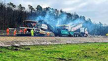 Es qualmt auf der Baustelle an der B33 bei Hegne. Dort wird gerade auf der neuen Umleitungsstrecke die erste von drei Asphaltschichten ...