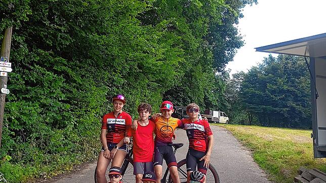 Die Teilnehmer des SC Urach, hinten, von links: Jule Andris, Matteo Kuß, Vinzent Andris und Nils Bettinger, sowie vorn, von links: ...