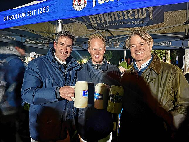 Erik Pauly, Matthias Rath und Christian Fürst zu Fürstenberg freuen sich über den gelungenen Flair der Veranstaltung.