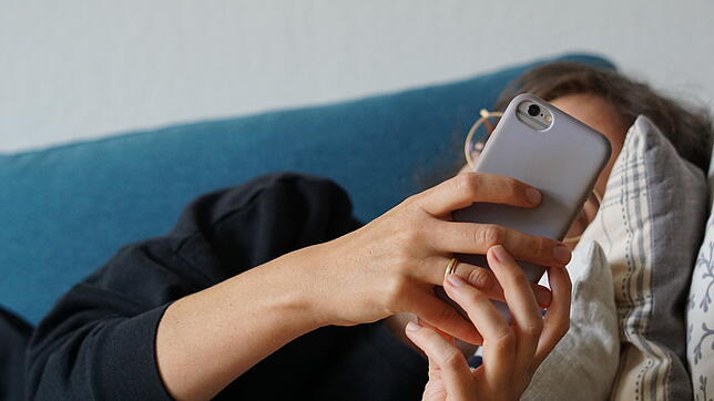 Warum Handy & Co. das Einschlafen erschweren können und was dagegen hilft.