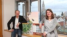 Kosten sparen und mitgestalten: Gemeinschaftliches Bauen sehen Bürgermeister Karl Langensteiner-Schönborn und Marion Klose, Leiterin des ...