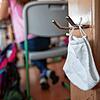 Ein Mund- und Nasenschutz hängt in einer Grundschule an einem Haken. An der Fürstabt-Gerbert-Grundschule in St. Blasien hat sich eine ...