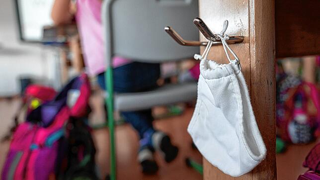 Ein Mund- und Nasenschutz hängt in einer Grundschule an einem Haken. An der Fürstabt-Gerbert-Grundschule in St. Blasien hat sich eine ...