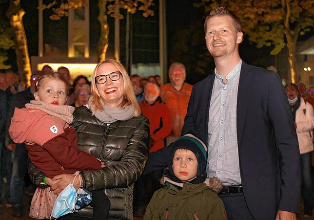 Es ist geschafft: Die Familie Gröger bei der Verkündung des vorläufigen Endergebnisses.
