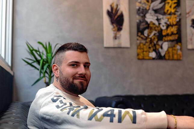 Lukas Bernardi im Tattoostudio &bdquo;Sinister&ldquo; in Friedrichshafen.