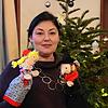 Natalia Hurvich mit zwei der Puppen, die extra für ihr Angebot für ukrainische Kinder angeschafft wurden. Zweimal wöchentlich will sie ...