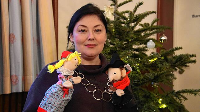 Natalia Hurvich mit zwei der Puppen, die extra für ihr Angebot für ukrainische Kinder angeschafft wurden. Zweimal wöchentlich will sie ...