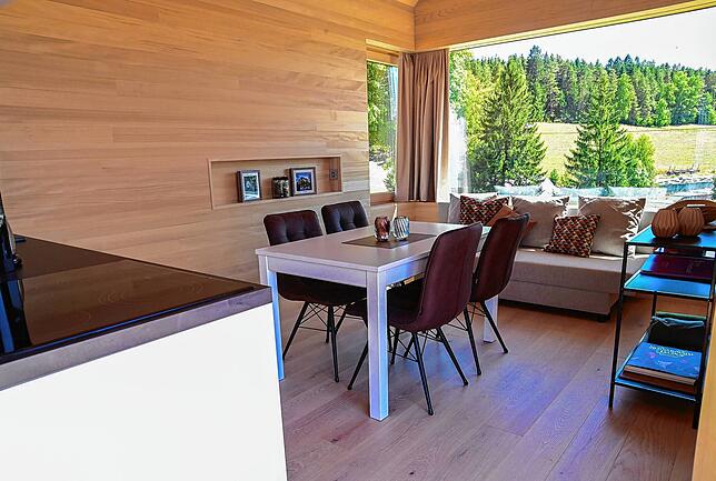 Im Innern geht es modern zu – mit ganz viel Holz. Große Fenster bieten freien Ausblick auf die Schwarzwald-Landschaft.