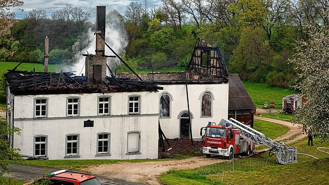 Der Dachstuhl der Talmühle steht schon in hellen Flammen, als die Feuerwehr in der Nacht eintrifft. Am Sonntagmorgen sind nur noch ...