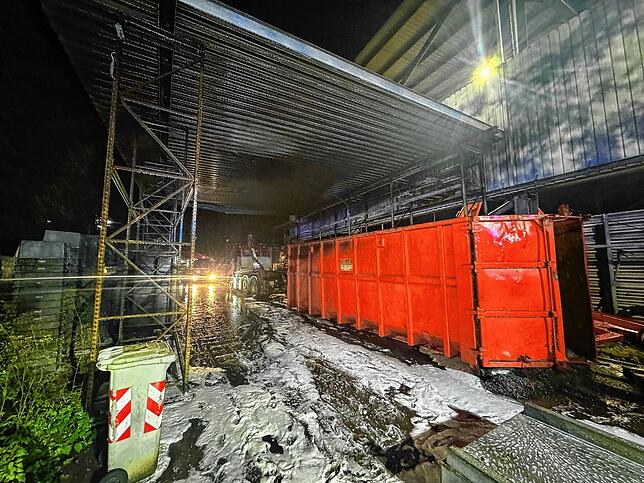 Ein Absetzcontainer mit Müll ist bei der Firma Dilse in Brand geraten. Aktuell ist noch nicht klar, was das Feuer ausgelöst hat.