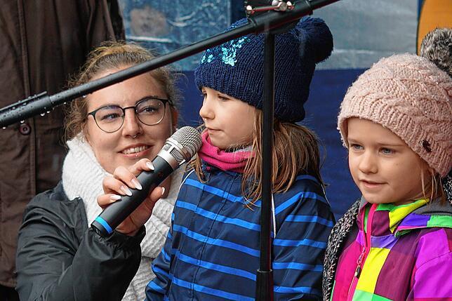 Zauber in der Luft: Leonie und Pauline vom Kindergarten Kunterbunt wussten mit dem Solo „Lichterkinder auf dieser Erde leuchten wie ...