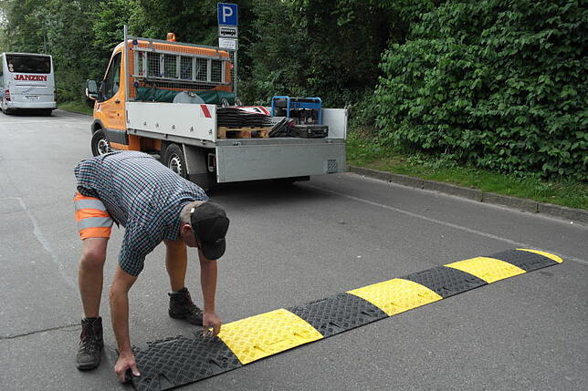 Bodenschwellen wurden im Juni auf dem Parkplatz am Hinteren Hafen angebracht, um vor allem nächtliche Raser unsanft auszubremsen und den ...