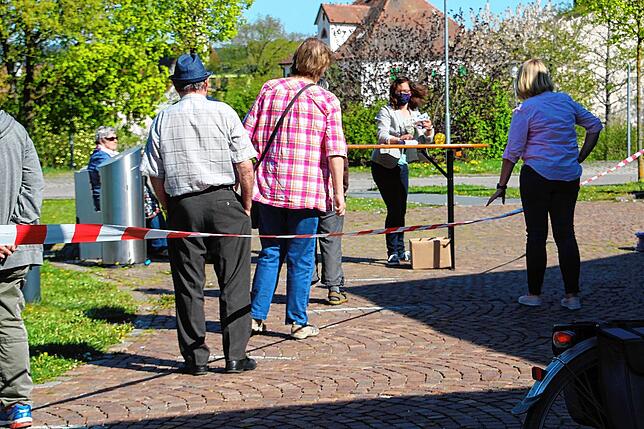 Geduldig warten die Blumbergerinnen und Blumberger auf die Maskenausgabe. Mit Kreide hatte das Team der Stadtverwaltung auf dem Boden ...