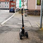 Zwei der 80 E-Scooter, die in der sechs monatigen Testphase in Donaueschingen unterwegs sind. Hier vor dem Hirschen in der Herdstraße.