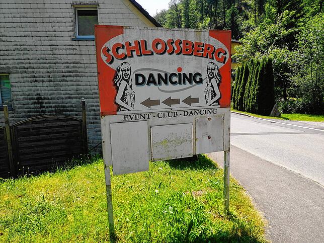 Keine Veranstaltungen im „Schlossberg Dancing“ kündigt dieses Hinweistafel an, die im Görwihler Ortsteil Tiefenstein steht.