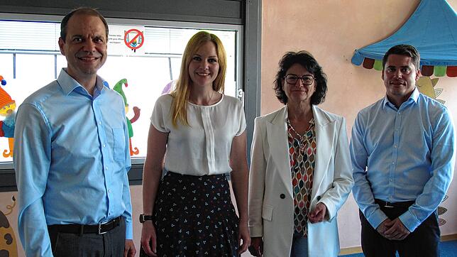Mathias Auch (Arbeitsagentur), Paula Lamprecht (DAA), Monika Laule (Bürgermeisterin Radolfzell) und Nico Dmeiri (Arbeitsagentur) stellen ...