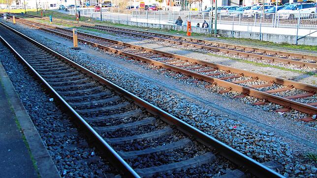 Das Gleis 3 (links) wird auch im Fall des Aufzugsbau nach rechts versetzt, Gleis 4 wird entfernt, Gleis 5 soll per Bahnsteig erschlossen ...