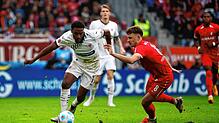 St. Paulis Oladapo Afolayan und Freiburgs Maximilian Eggestein im Laufduell
