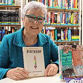 „Die Stadtbibliothek plant die Aufstellung der Bücher in einem separaten Regal.“ – Christiane Lange, Leiterin der Stadtbibliothek ...