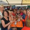(Archivbild) Es wird voll auf den Bänken auf dem Stephansplatz, sobald das Weinfest beginnt. Nur wer Glück hat, ergattert Ende Juli noch ...