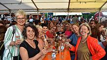 (Archivbild) Es wird voll auf den Bänken auf dem Stephansplatz, sobald das Weinfest beginnt. Nur wer Glück hat, ergattert Ende Juli noch ...