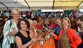 (Archivbild) Es wird voll auf den Bänken auf dem Stephansplatz, sobald das Weinfest beginnt. Nur wer Glück hat, ergattert Ende Juli noch ...