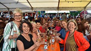 (Archivbild) Es wird voll auf den Bänken auf dem Stephansplatz, sobald das Weinfest beginnt. Nur wer Glück hat, ergattert Ende Juli noch ...